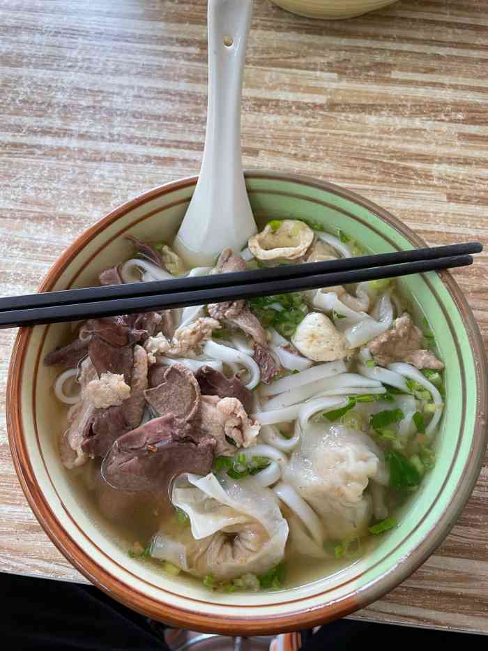 潮汕原味汤粉王(鸿大广场店)-"店子不难找,店面也光亮,到店吃的人不少