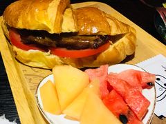 意大利鸡扒牛角包-V&A cafe
