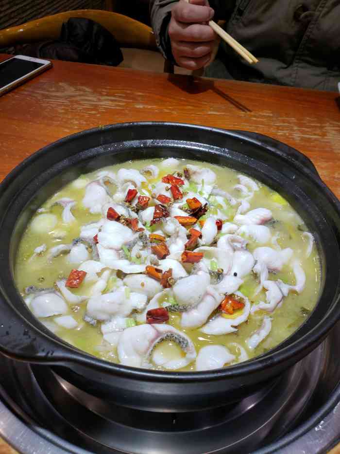 两人小份酸菜鱼就好.