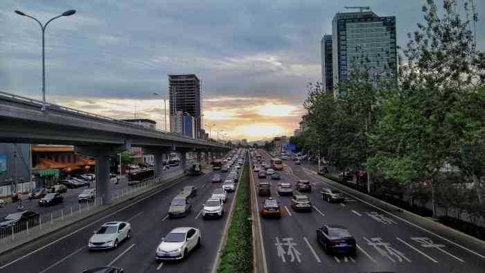 打分 时近黄昏,站在马甸过街桥上远眺西方