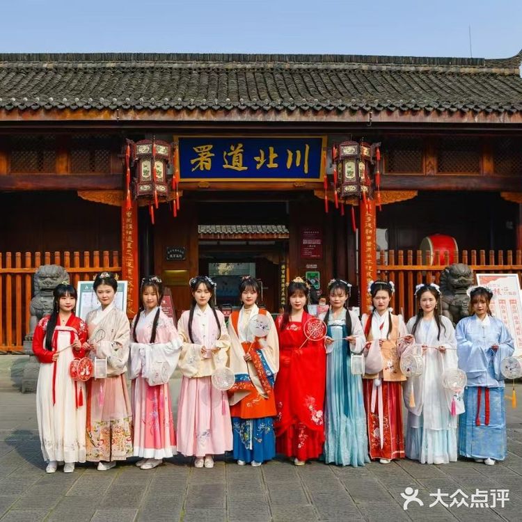 绝美的烟花从古城上空炸裂，有种让人穿梭时光的错觉