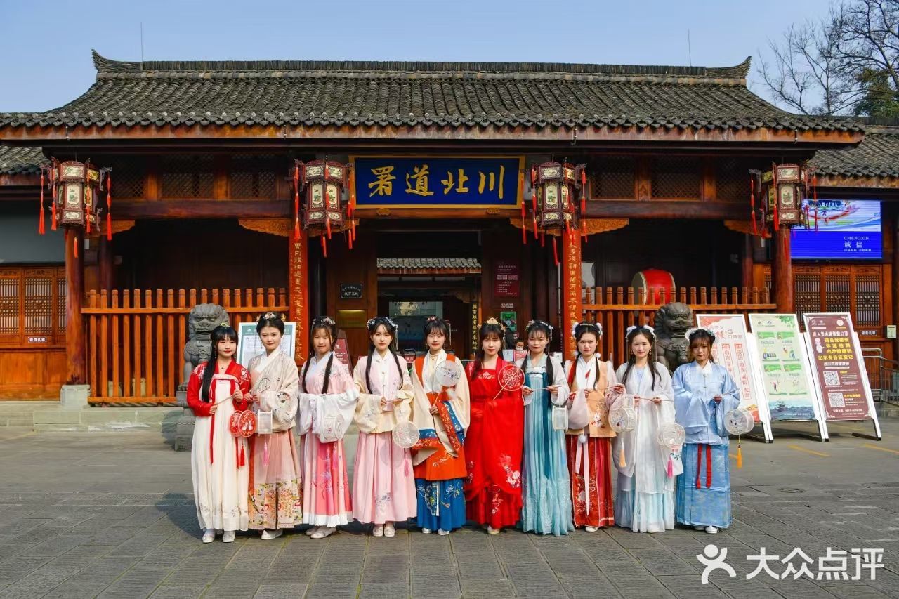 绝美的烟花从古城上空炸裂，有种让人穿梭时光的错觉