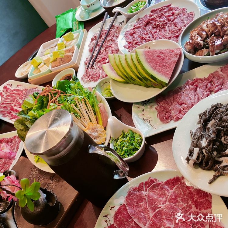 说到跃华春鲜牛府火锅，我首先想到的是那鲜嫩的牛肉！
