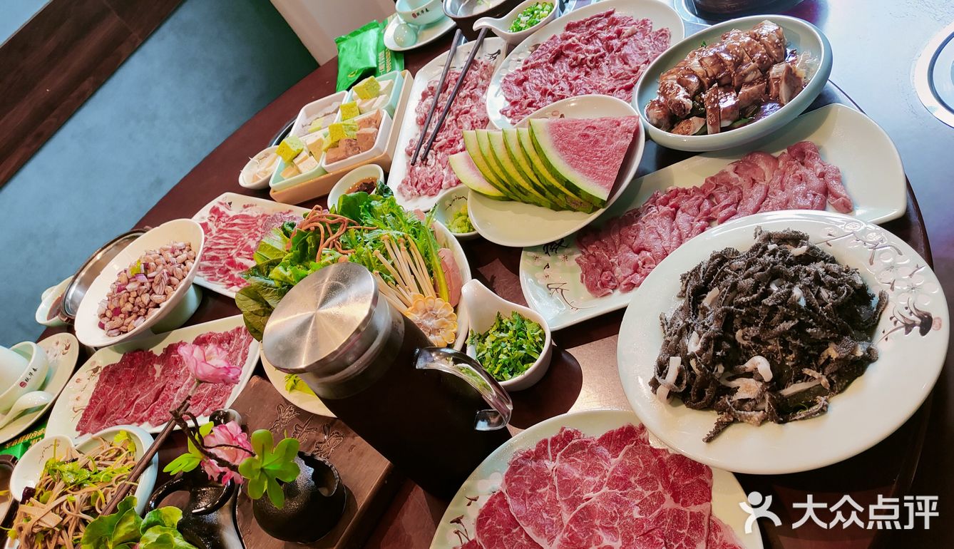 说到跃华春鲜牛府火锅，我首先想到的是那鲜嫩的牛肉！