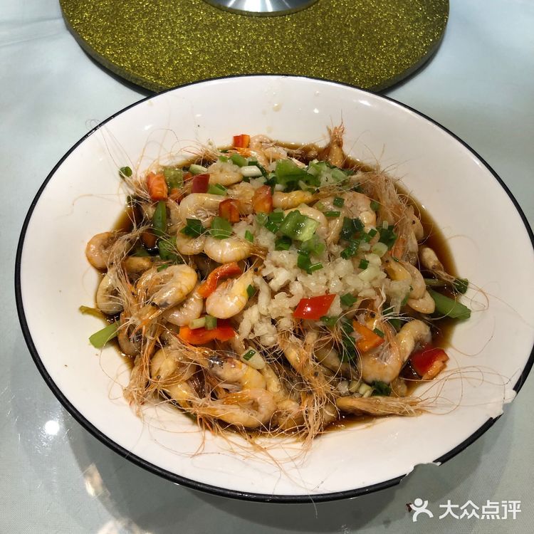 避风塘在瑞金路开了少说也有二十年了，今晚来这里吃宵夜