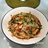 避风塘在瑞金路开了少说也有二十年了,今晚来这里吃宵夜