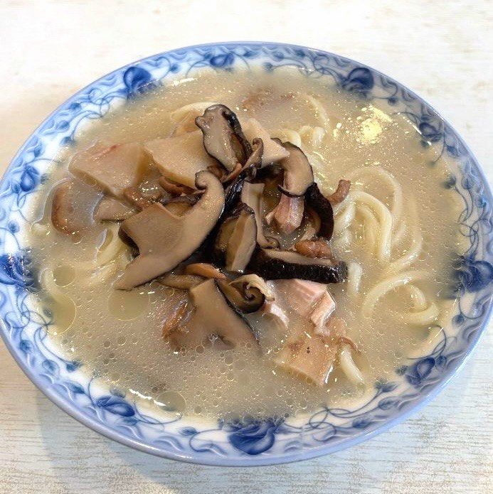 口味的,很鲜美,回锅肉面油滋滋的很香,回锅肉也有很多片,是属于臊子很