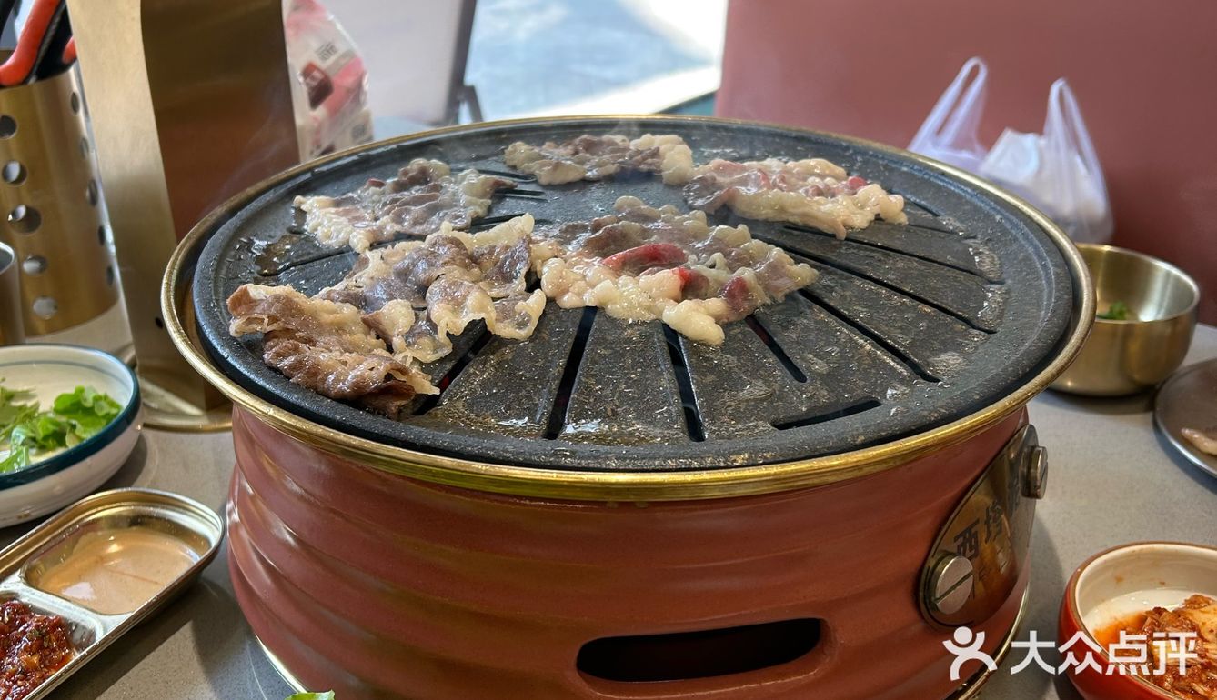 品尝烤肉美味