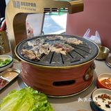 品尝烤肉美味