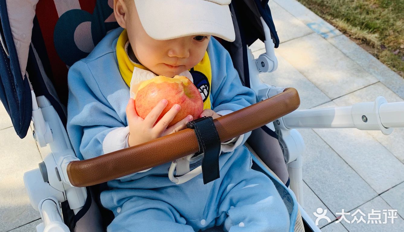 天很蓝，云很白，水很清，你很棒！