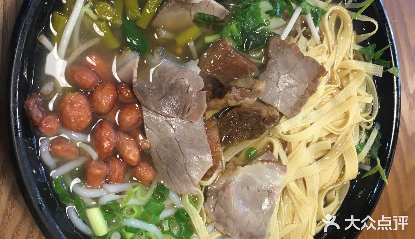 豆芽，还有酸豆角，还有花生米