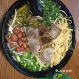 豆芽，还有酸豆角，还有花生米
