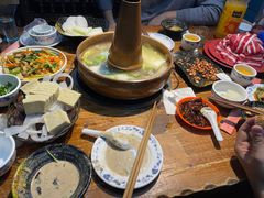 -洞庭洲·防空洞火锅·铜锅涮肉·烧烤(新百广场店)