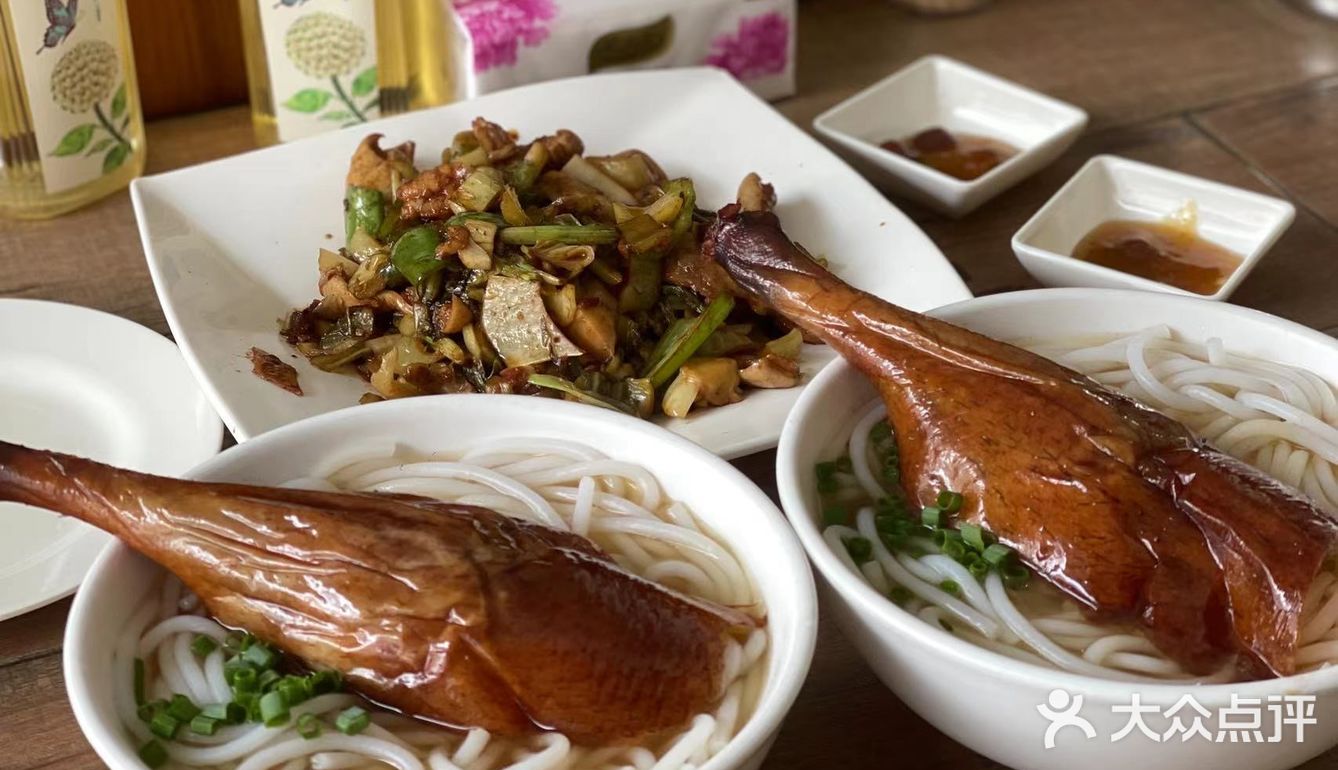 -一整个烧鹅腿，看了都流口水🤤-