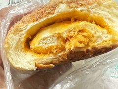 咸蛋黄肉松餐包-Dough&Joe团憩(瑞虹天地月亮湾店)