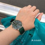 图四这大叔和李宗盛类似，自弹自唱