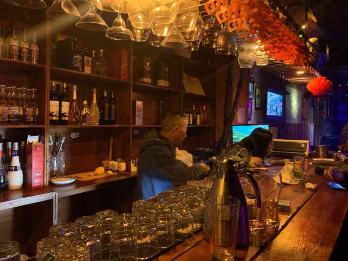 青唐酒吧live house-"五星是因为女主唱超级嗨,个人很喜欢,小小.