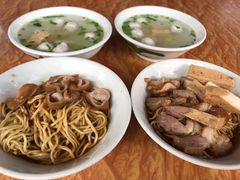 -松树干拌面店