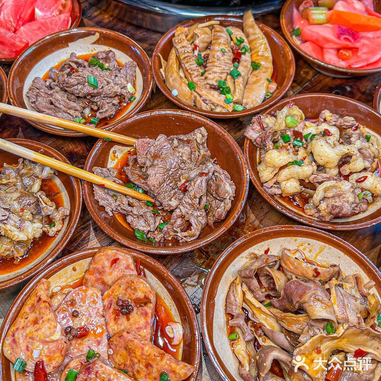 火爆石桥铺的黄豆芽老火锅，汤底一口封神！