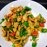 八成熟，将二荆条切断下锅翻炒。☞烤肋排和烤鸡翅