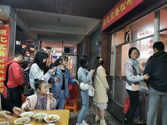 等位区-松树干拌面店