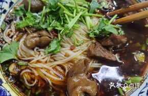牛肉肥肠米线