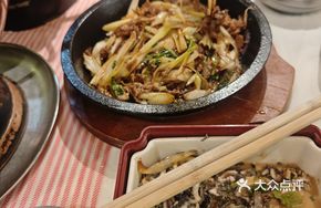 Iron Plate Scallion Stir-fried Lamb