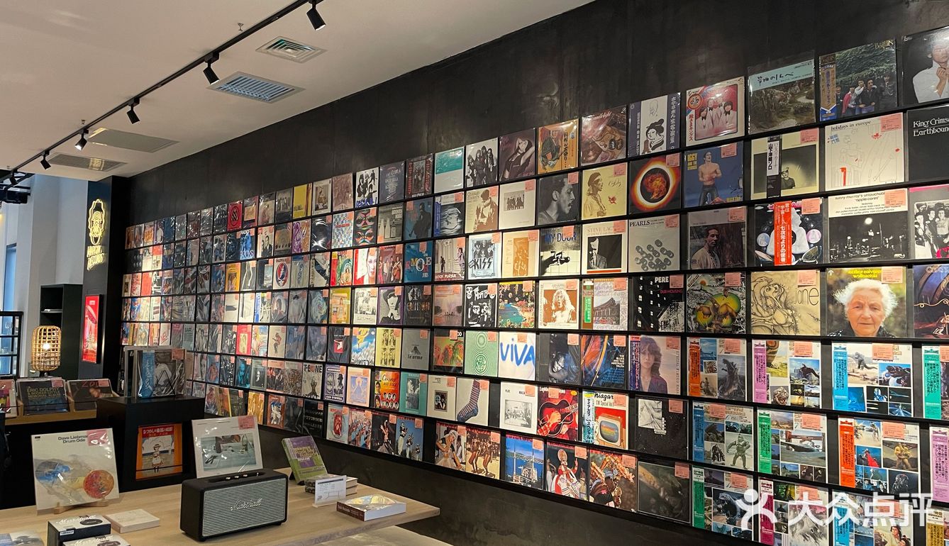 满墙的黑胶唱片很有腔调