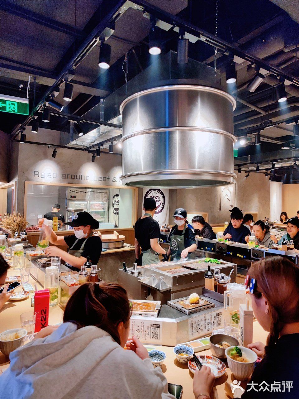 都说现在餐饮行业惨淡，可这家肉肉大米每天都大排长龙啊[嘘]