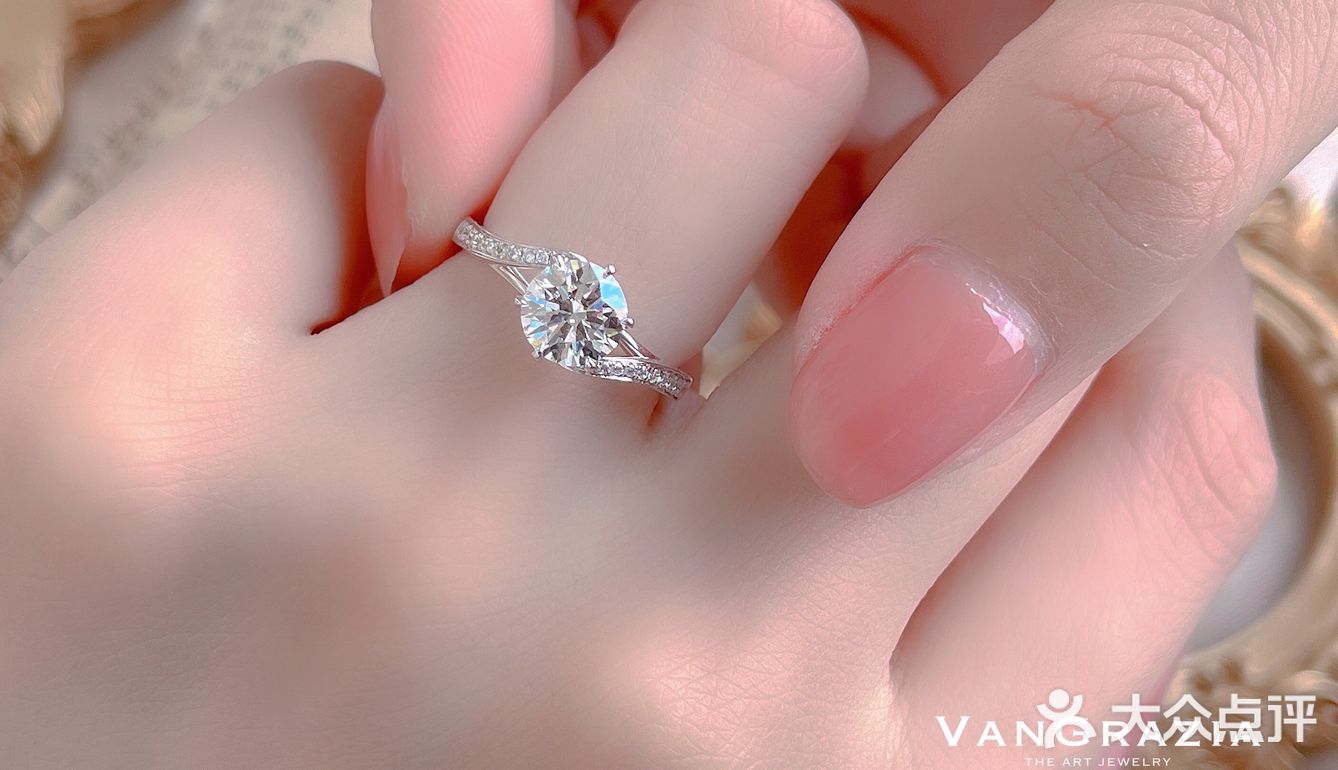 青岛钻戒💍你是心头一热，也是不动声色