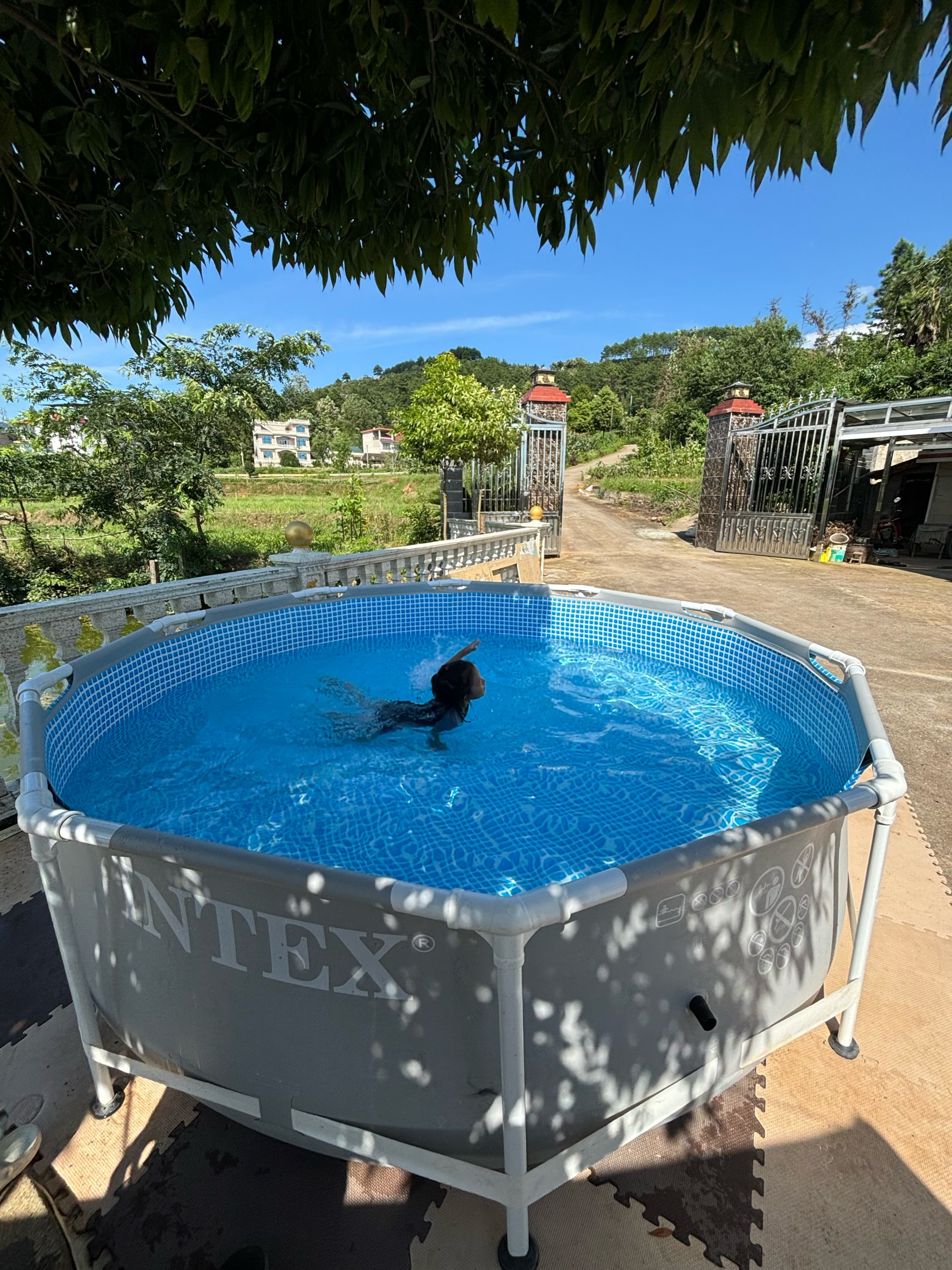 在农村实现了露天泳池的梦想