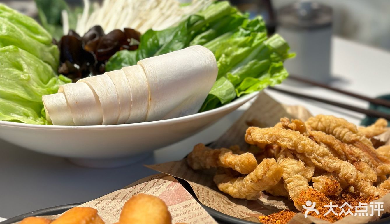 身材和花丛中的辣味火锅鱼
