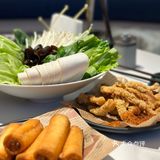 身材和花丛中的辣味火锅鱼