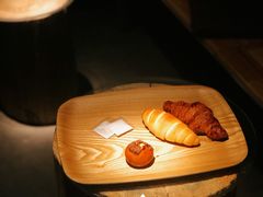 红豆碱水面包-天井·丑面包搭咖啡