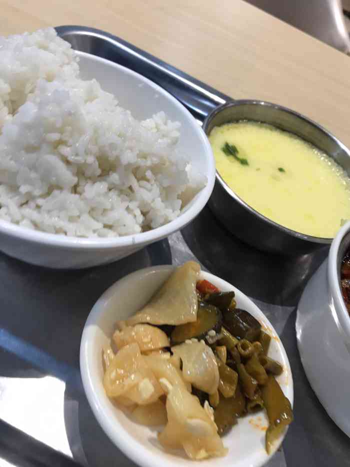 铜陵学院食堂三楼-"食堂像高中食堂一样,过了饭点就没人,黑压.