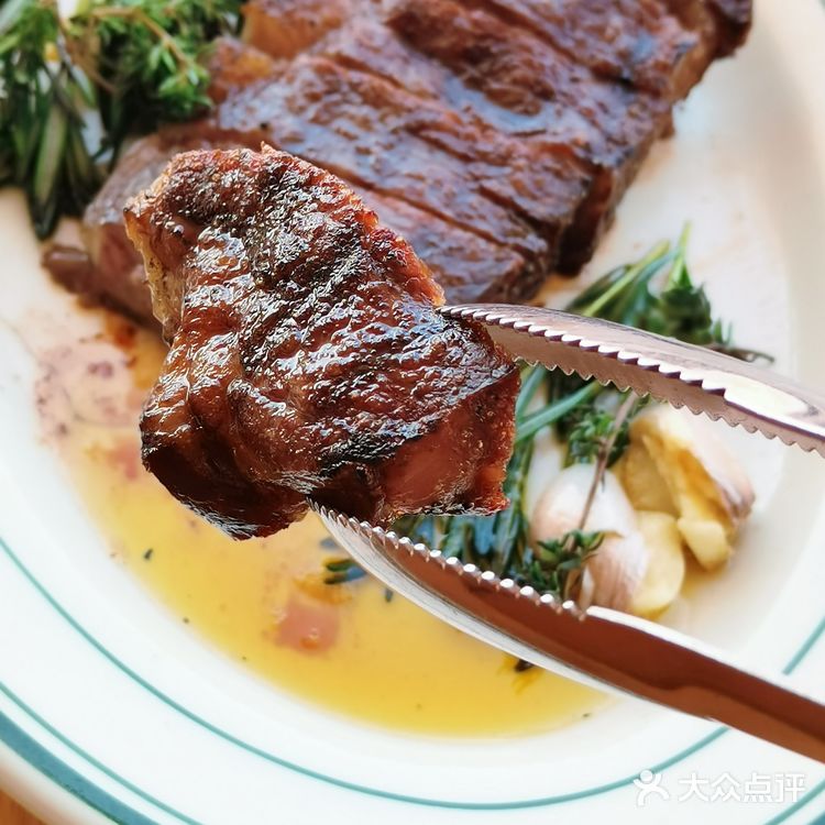 在公园里享用顶级澳洲和牛西冷的感觉太爽了