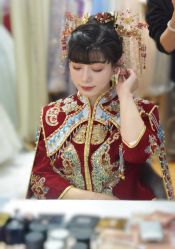 点击看大图 -爱伊人婚纱礼服美妆馆