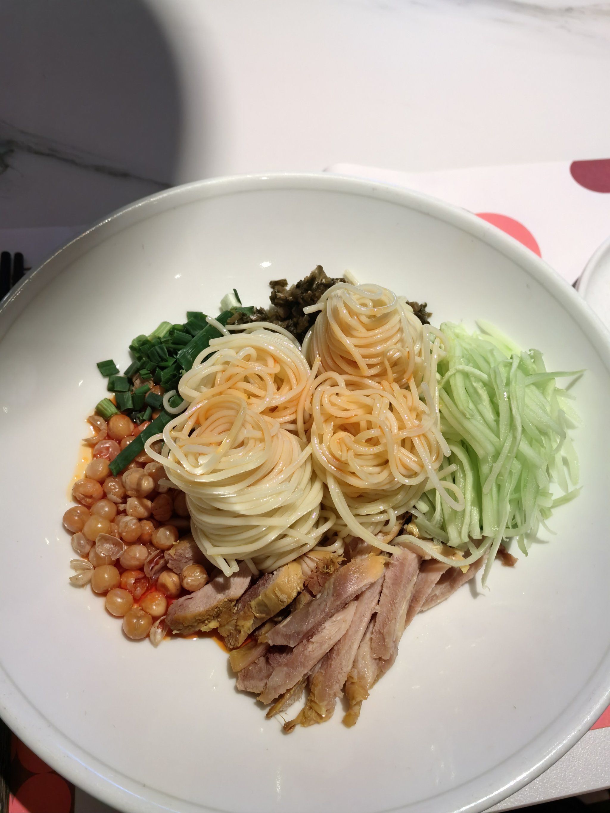 鸡丝凉面很入味 好吃～
毛血旺料还挺