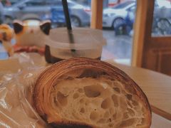 原味可颂-天井·丑面包搭咖啡
