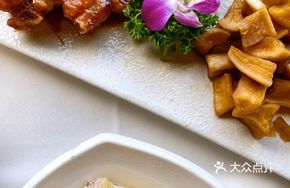 Honey-glazed Pork Bone and Radish Peel