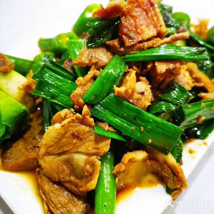 冬天就要吃羊肉，大蒜炒羊肉，一份能下3碗饭！ 