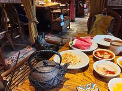 -老牌坊云南鱼豆花火锅(爱建店)