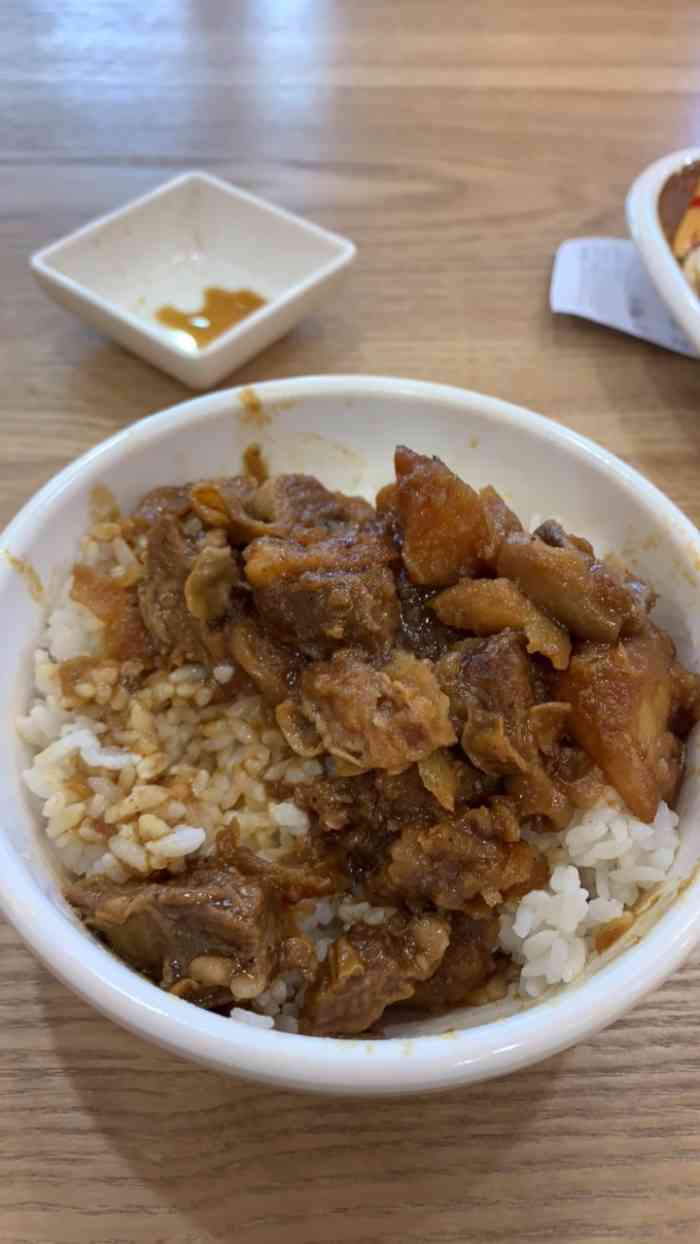 李喜旺牛腩饭(地直街店)-"这家店就在戏院旁边,中午饿了来吃了,看门.