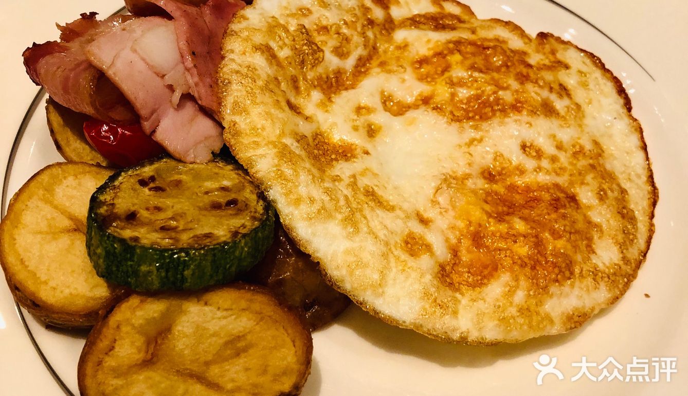 酒店地理位置非常优越，门前两条地铁线路，步行距离三分