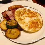 酒店地理位置非常优越，门前两条地铁线路，步行距离三分