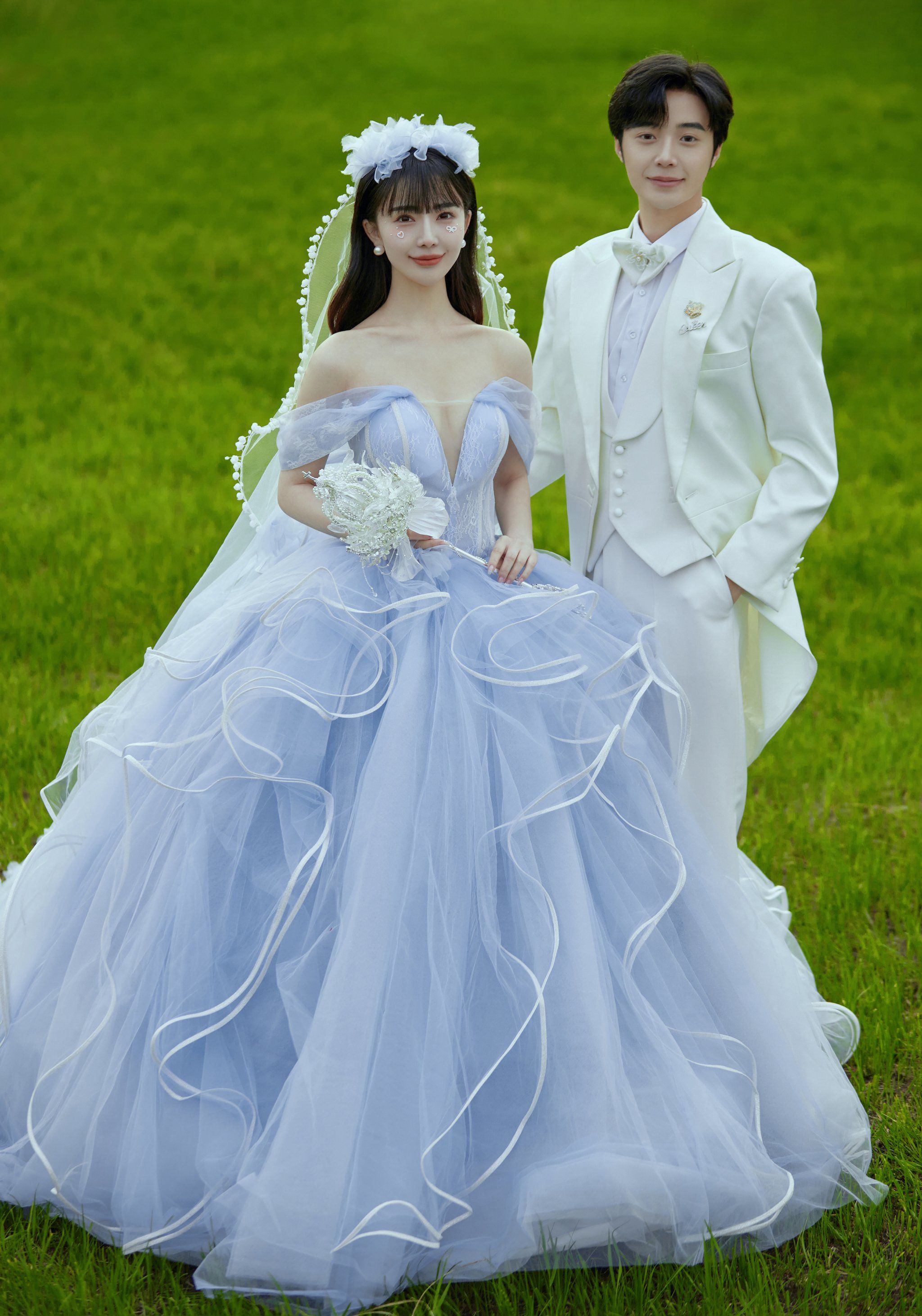 照
优雅轻奢与复古典雅的结合
像是落入凡间的仙女
#森系婚纱照