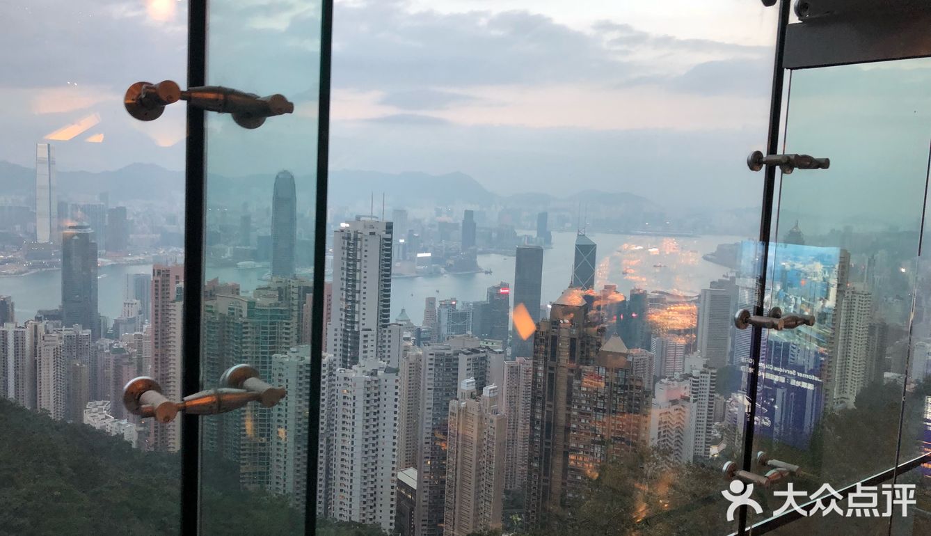 坐缆车不过七八分钟，坡度非常陡