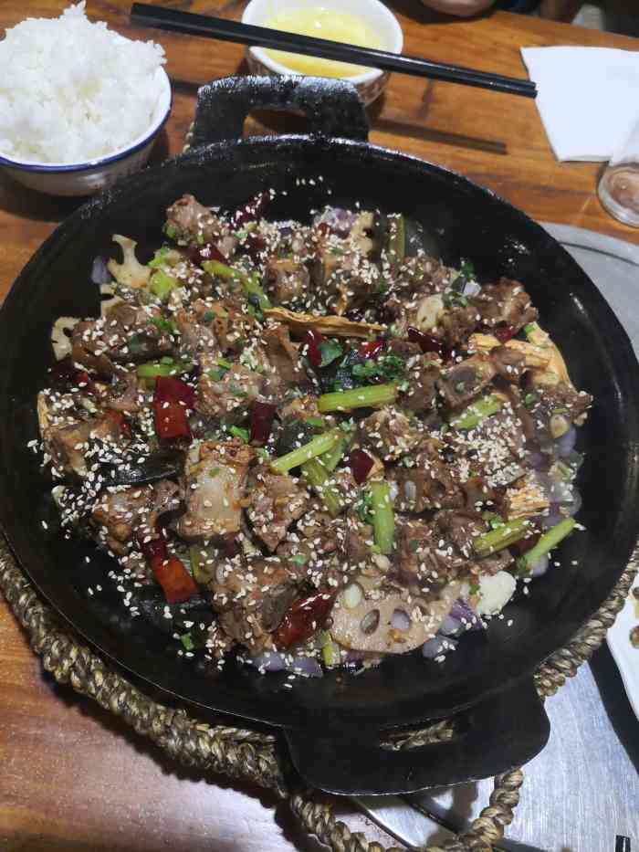 小背篓川菜馆(经济学院店)-"这个餐厅距离我们学校特别近……走几分钟