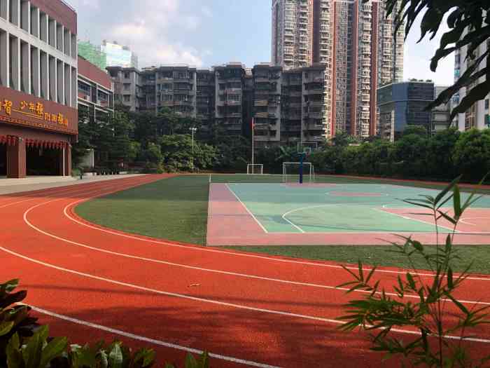 越秀区杨箕小学"杨基小学的师资好像不错哟,之前经过看到.