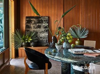 卧室采用微风轻拂的色彩和悠闲的装饰，包括复古床头柜、